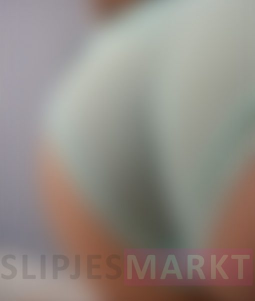 Foto's in lichtblauw slipje met nat poesje