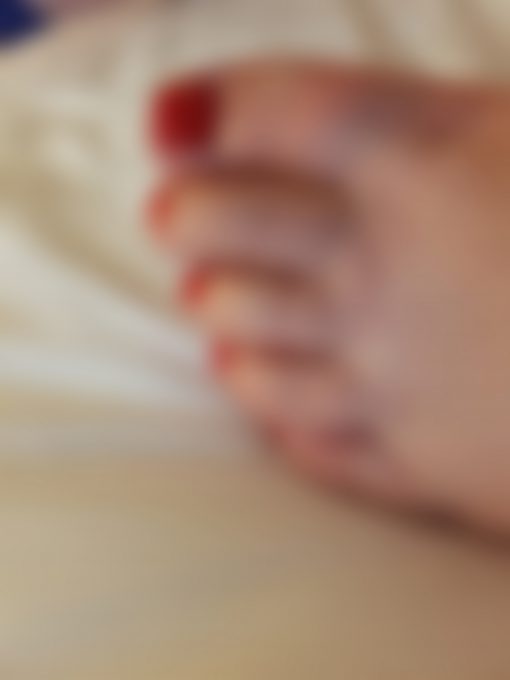 Foto's voetjes op bed na veel wandelen