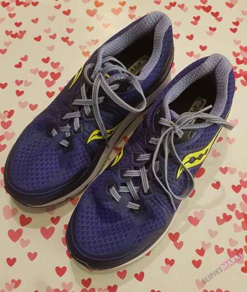 Gedragen blauwe hardloopschoenen
