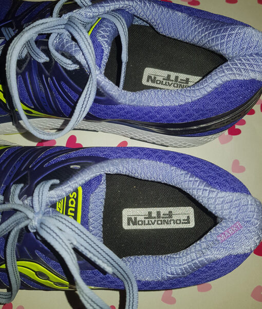 Gedragen blauwe hardloopschoenen - Afbeelding 3