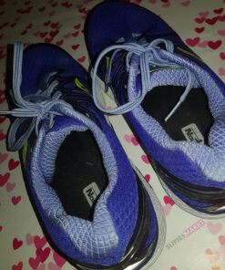 Gedragen blauwe hardloopschoenen - Afbeelding 4