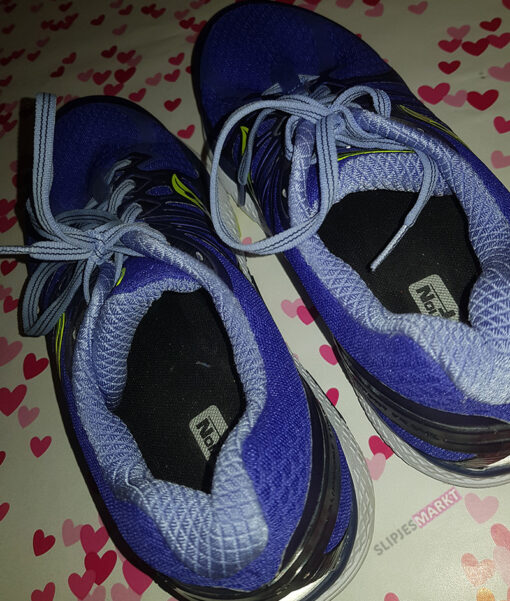 Gedragen blauwe hardloopschoenen - Afbeelding 4