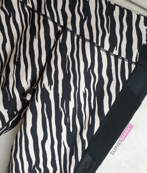 Zachte zebraprint sport outfit - Afbeelding 2