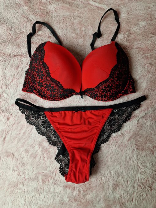 Rood met zwart bh setje