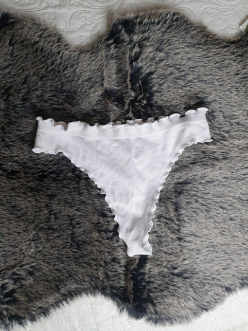 Witte ruffle string