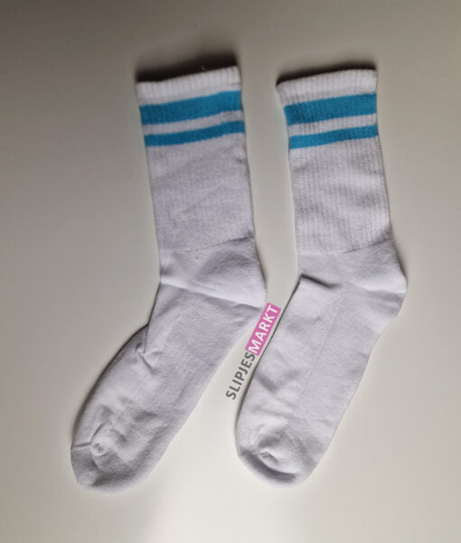 Dikke witte sokken met blauwe streepjes