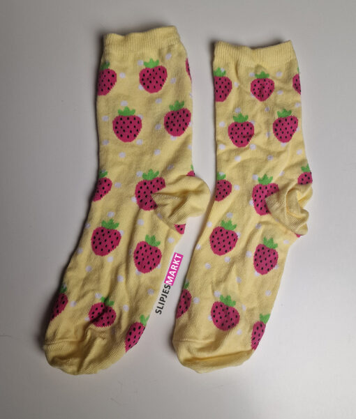 Gele sokken met aardbeien