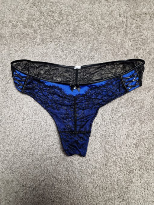 Blauwe string met zwart kant