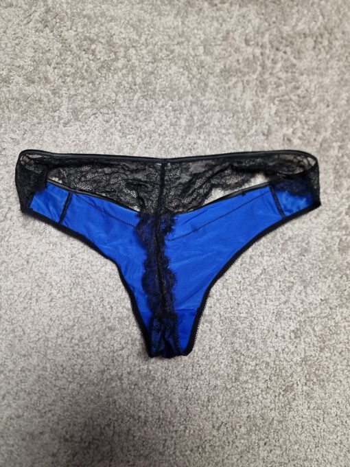 Blauwe string met zwart kant - Afbeelding 2