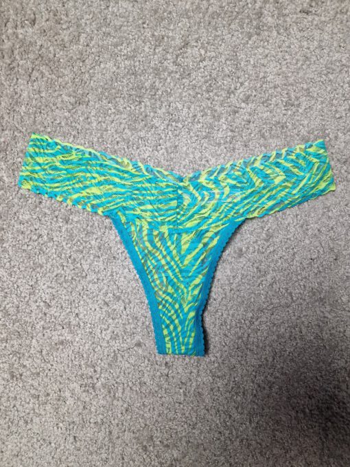 Felgekleurde string