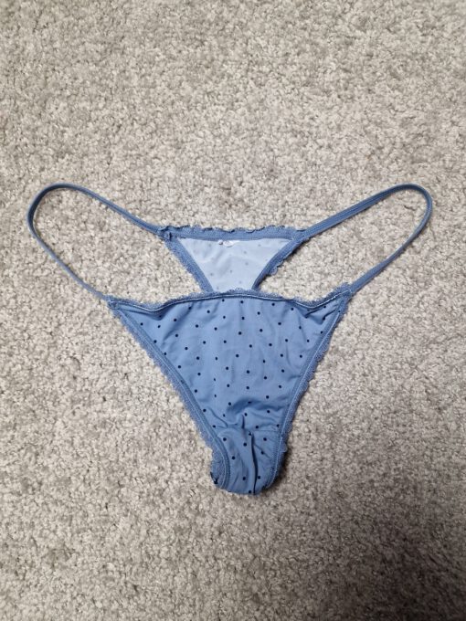 Vaak gedragen blauwe string met stipjes