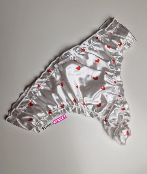Witte satijnen string met hartjes en strikje
