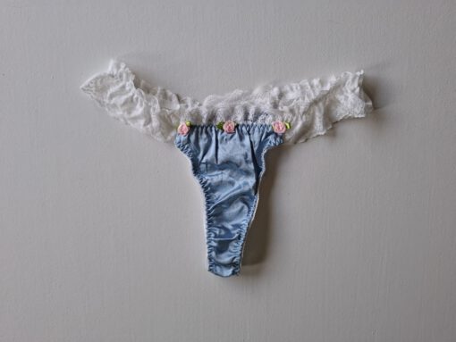 Blauwe string met roosjes
