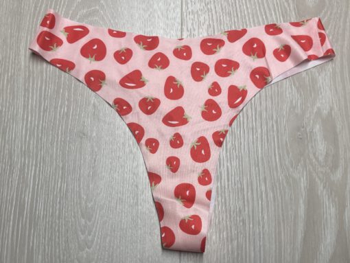 Roze stringetje met aardbeitjes