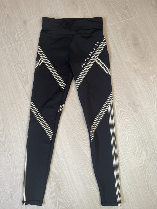 Strakke zwart met witte sportbroek