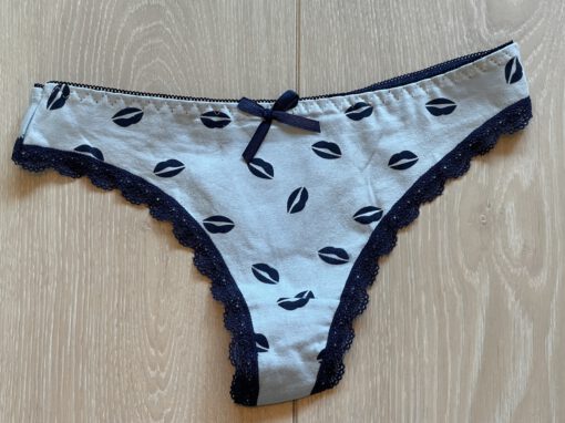 Katoenen string met kusjes