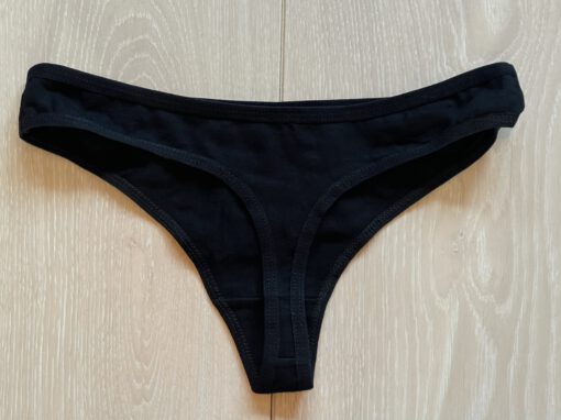 Zwarte string met poesje - Afbeelding 2