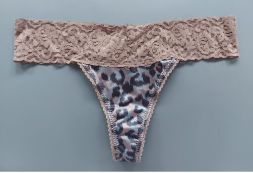 Bruine string met panterprint en kant