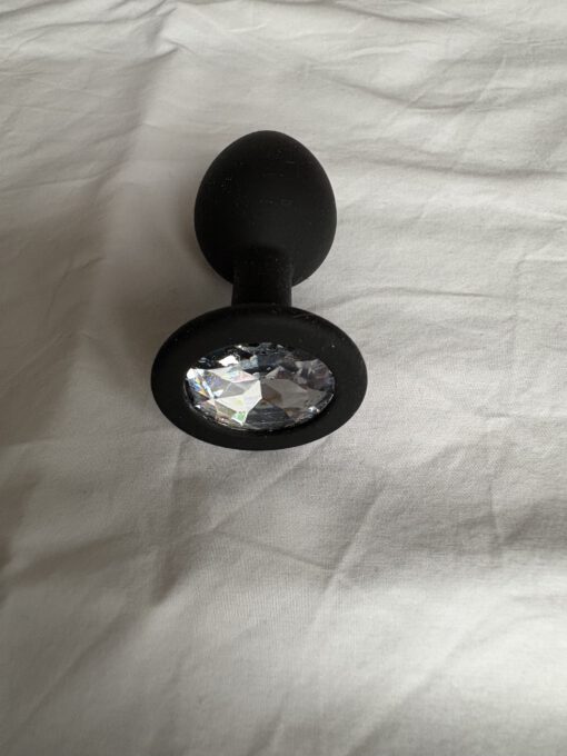 Zwarte buttplug met steen