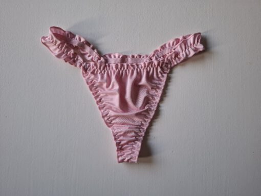Roze satijnen string