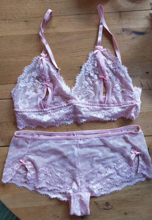 Roze lingerie setje van kant