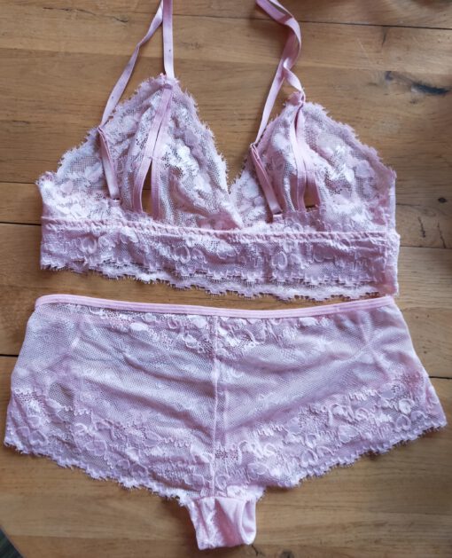 Roze lingerie setje van kant - Afbeelding 2