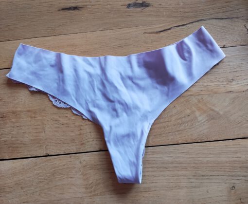 Lila string met kant
