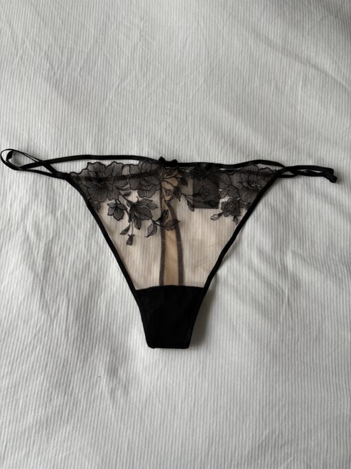Zwarte doorschijnende string met bloemmotief