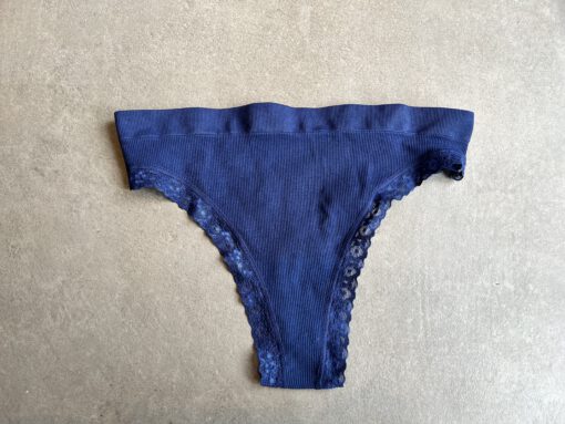 Blauwe string met randje kant