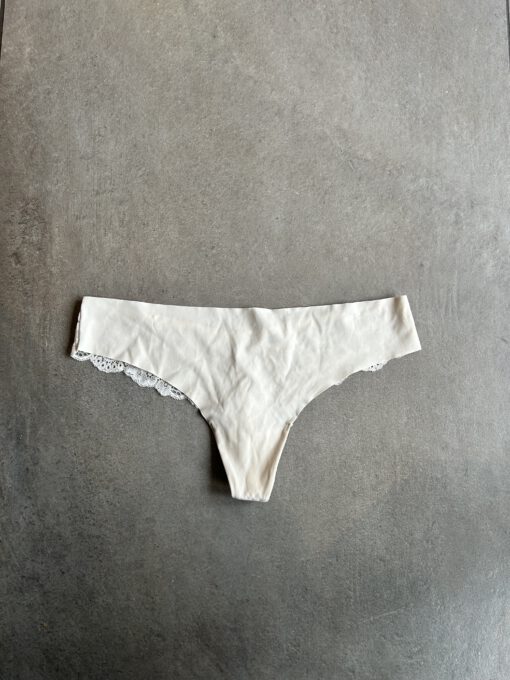 Crème stringetje met kant