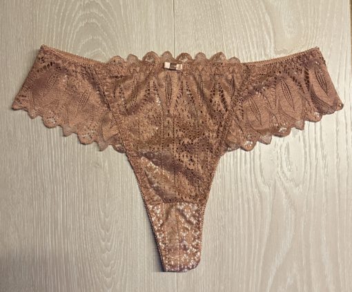 Romantische string met veel kant
