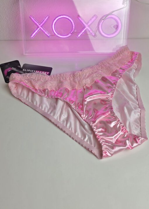 Valentine's - Roze satijnen slipje met kuslipjes