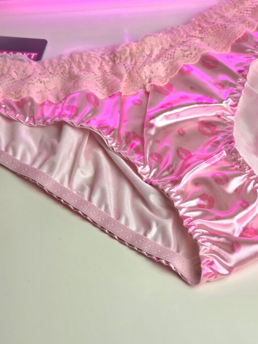 Valentine's - Roze satijnen slipje met kuslipjes - Afbeelding 2