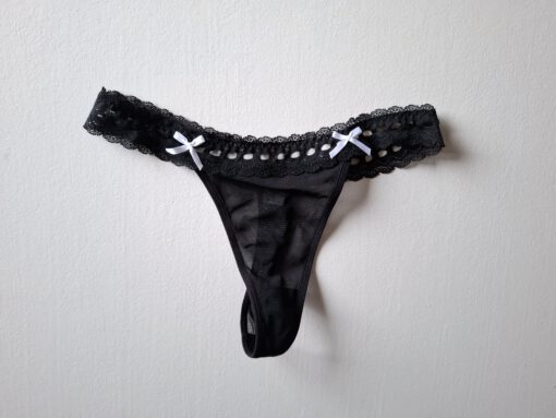 Zwarte kruisjes string