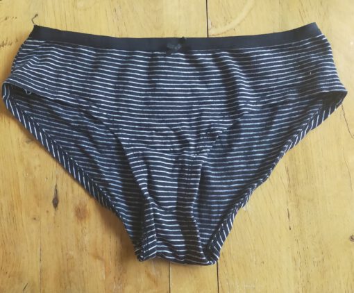 Zwart slipje met witte strepen