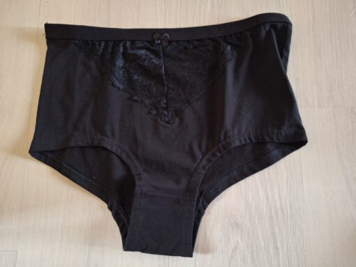 Zwarte gedragen slip met kant