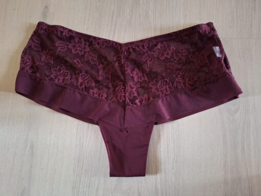 Paarse slip met kant