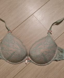 Groene BH met witte kant en roze strikjes