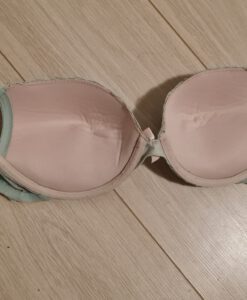 Groene BH met witte kant en roze strikjes