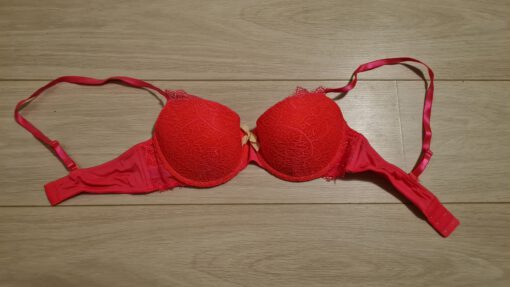 Roze BH met kant en een geel strikje