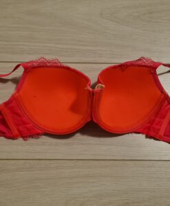 Roze BH met kant en een geel strikje