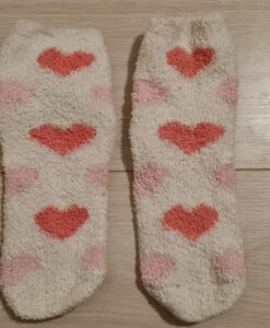 Zachte, warme, witte sokken met roze hartjes