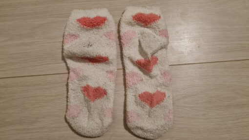 Zachte, warme, witte sokken met roze hartjes