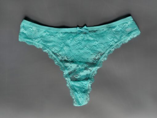Lichtblauwe string met kant en strikje