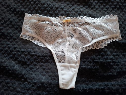 Witte string van kant