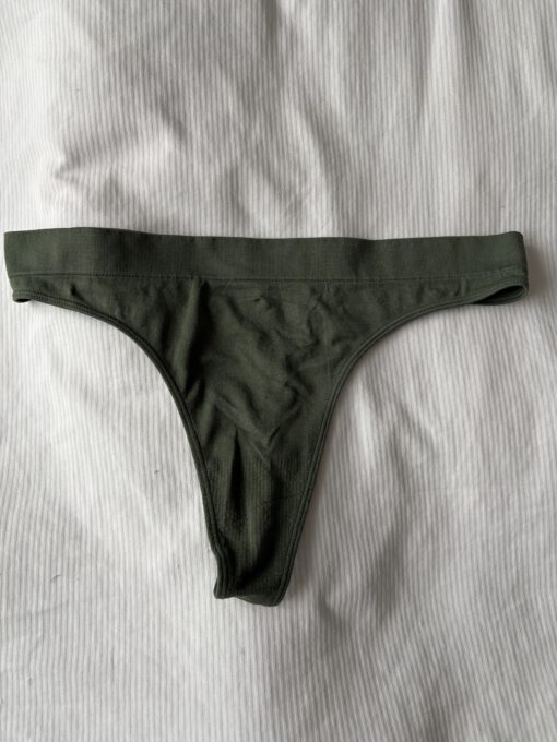 Donkergroene string