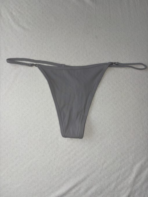 Grijze string