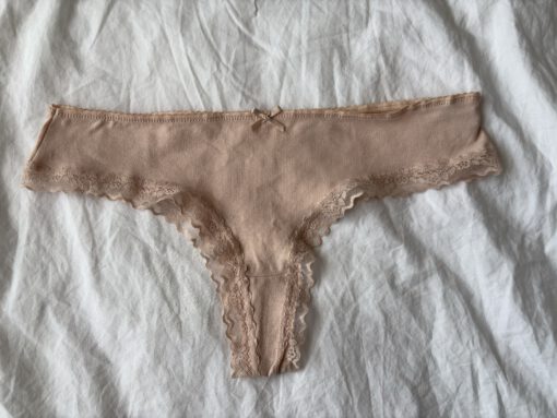 Huidkleurige string met kant
