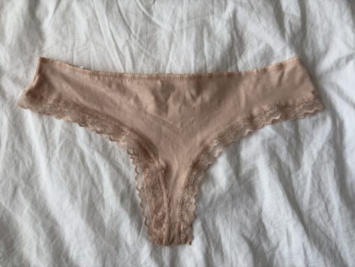 Huidkleurige string met kant - Afbeelding 2