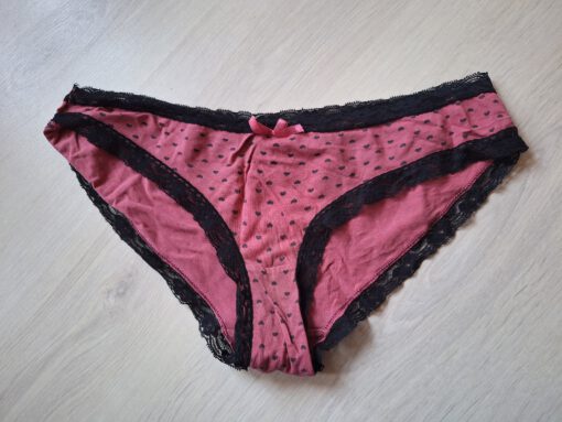 Gedragen roze slipje met hartjes